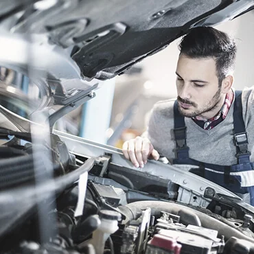 Otomobil motor bölümünde teknik kontrol